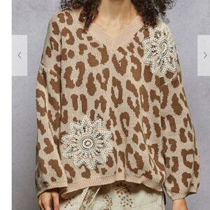 288.V -neck long sleeve relaxed fit sweater in acrylic with crochet patch.